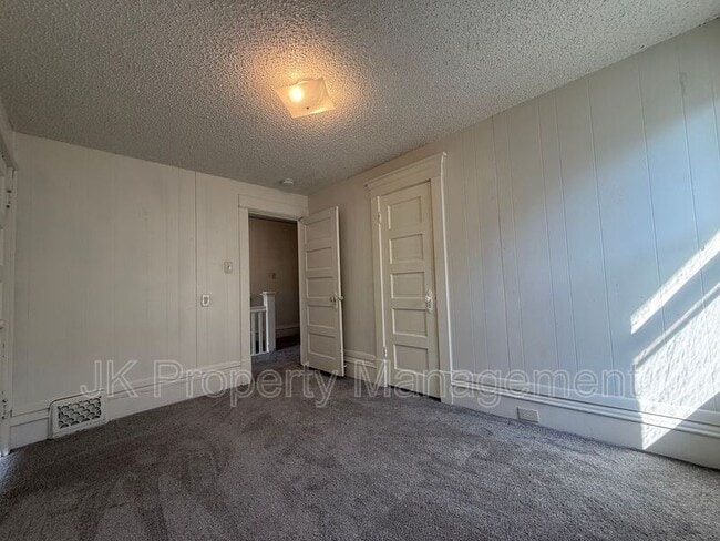 Building Photo - 911 5th Ave N