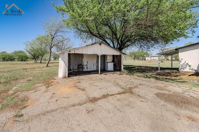 Building Photo - 415 N Oak St