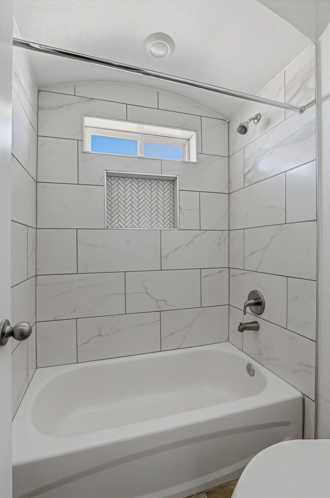 Building Photo - 905 Louisiana Downs Ave