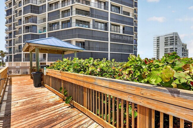 Building Photo - 9650 S Ocean Dr