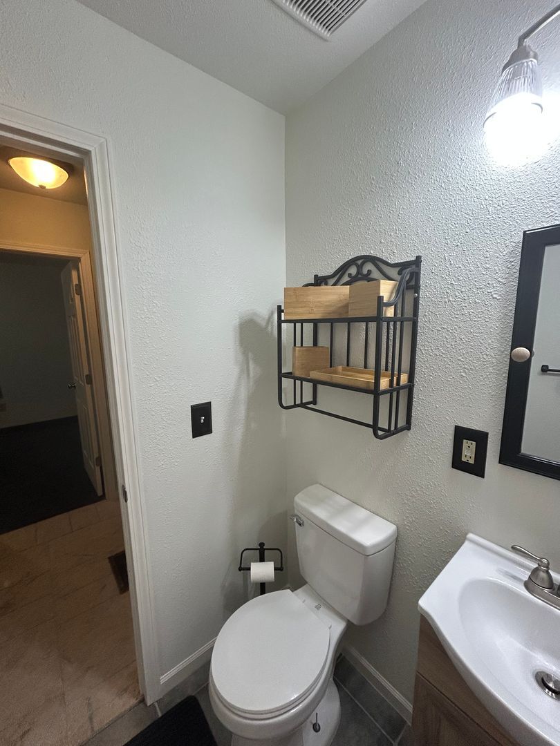 Building Photo - 1902 S Ridgewood Dr