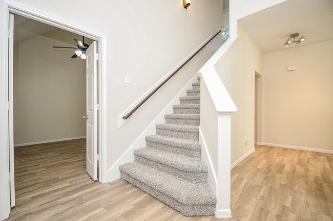 Building Photo - 139 Skycrest Dr