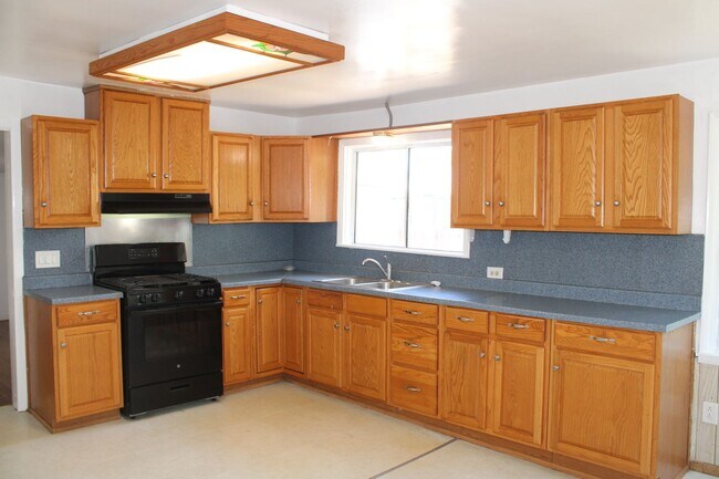 Building Photo - Three Bedroom, One Bathroom Single Family Home in Isleton.