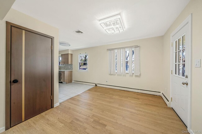 Building Photo - 45 Roslyn Rd