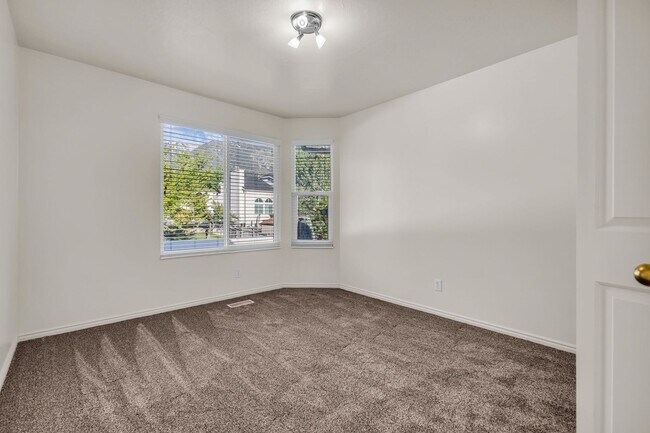 Building Photo - 5BR Sandy Home w/ NEW Flooring, Huge Basement & Large Backyard