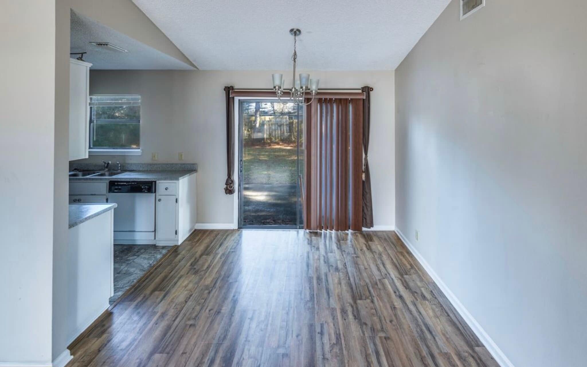 Building Photo - 105 Pinedale Dr