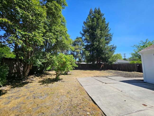 Building Photo - 3 bedroom, 2 bath Concord Home