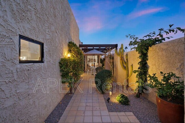 Building Photo - 1317 E Amado Rd