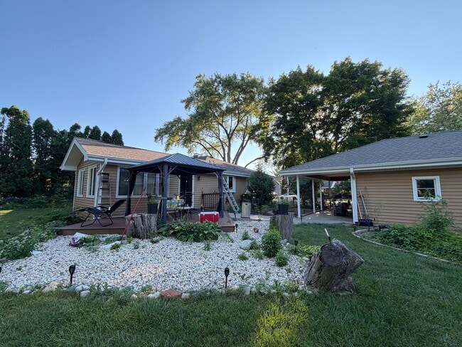 Building Photo - 37235 N Hillside Dr