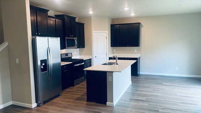Building Photo - 5 Bedrooms and an Office Space!