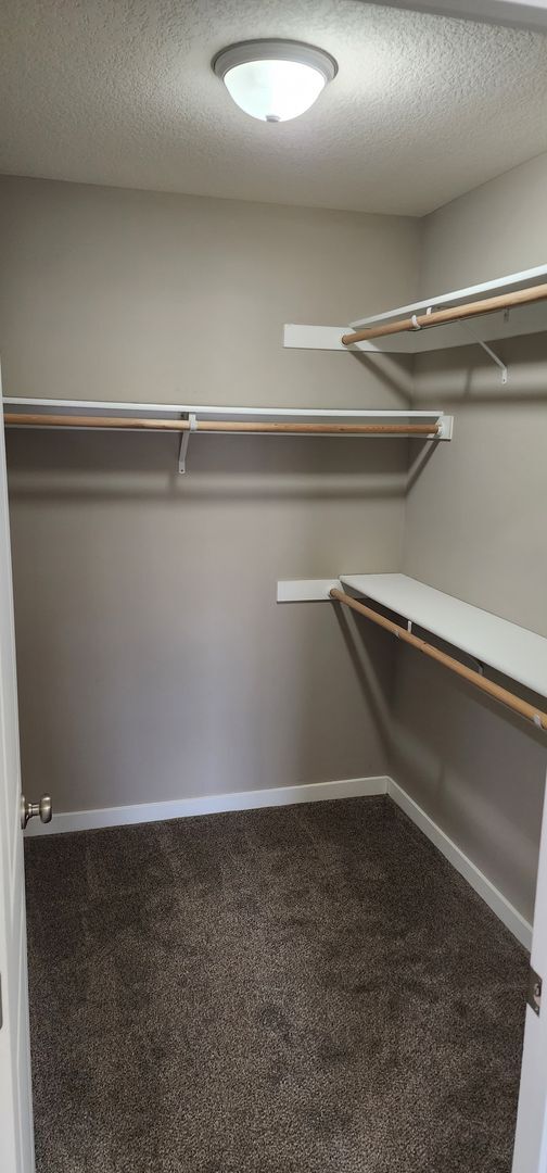 Building Photo - Beautiful 2 Bedroom 1 Bath End Unit Townhouse