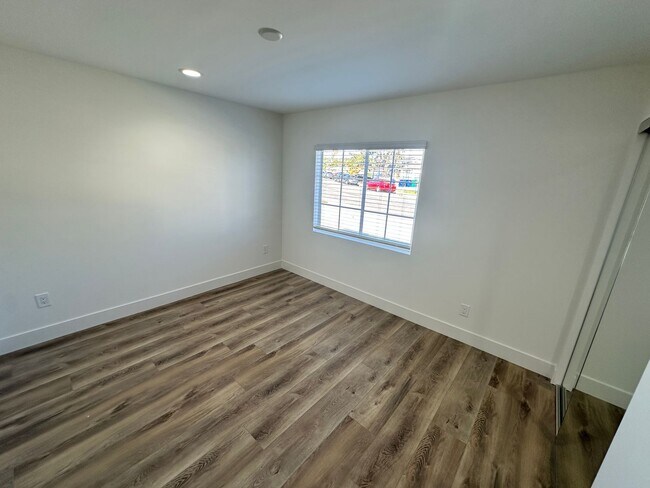 Building Photo - 5244-5244 E Falls View Dr