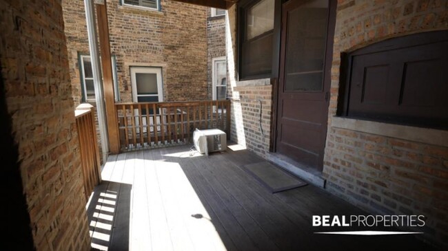 Building Photo - 2 bedroom in CHICAGO IL 60657