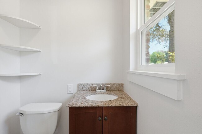 Building Photo - All Brick Home & Large Yard in Niceville!