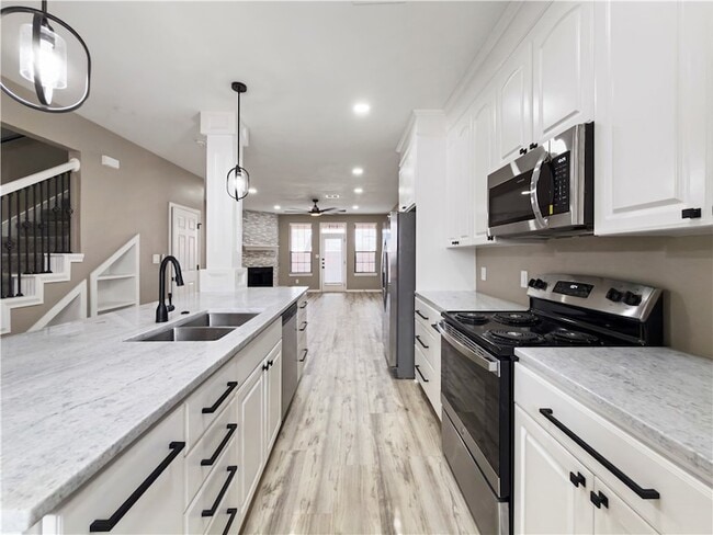 Building Photo - 1305 W Villa Maria Rd