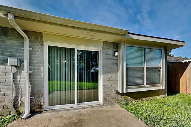 Building Photo - 18538 Spinney Ln