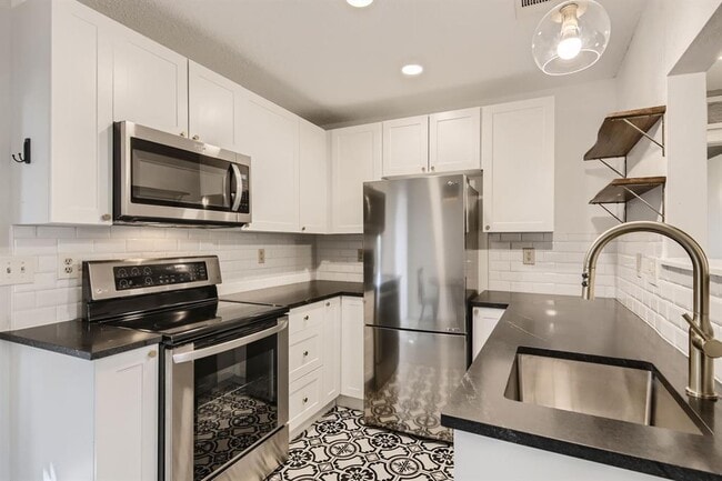 Building Photo - 1015 E Yager Ln