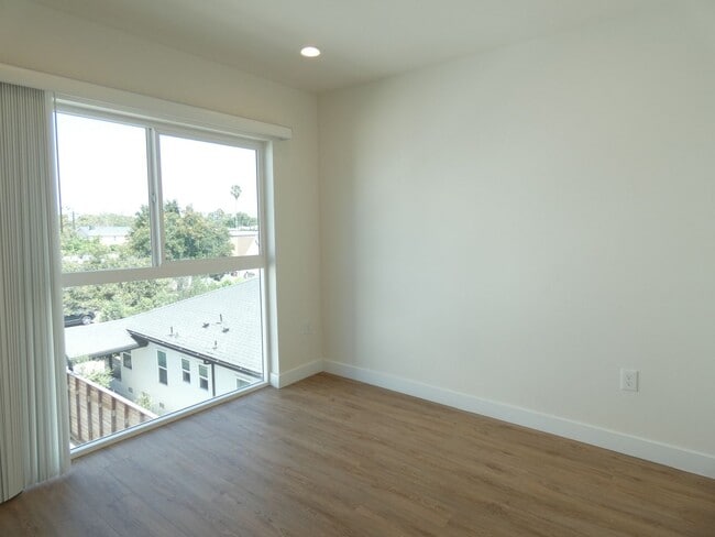 Building Photo - Modern Townhome Community in Prime Mid-City