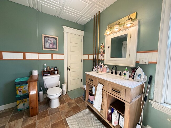 Building Photo - 1st Floor 2 Bedroom Apartment w/ Private Basement - Available July 1st