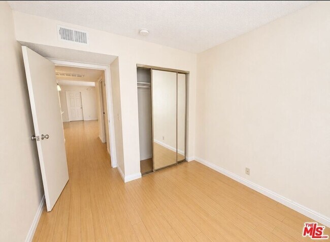 Building Photo - 13406 Moorpark St