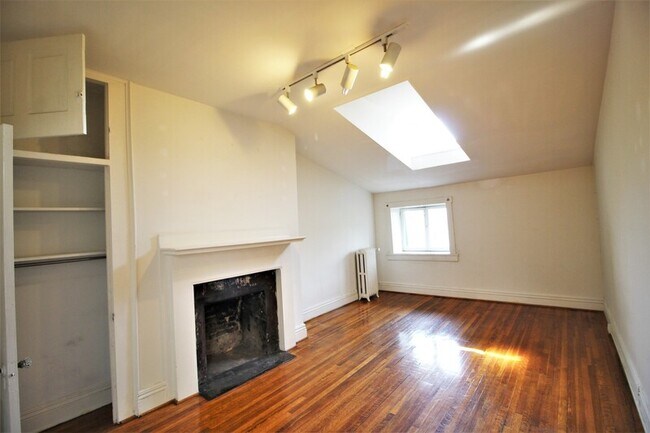 Building Photo - 22 E Mt Vernon Pl