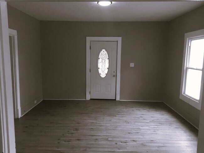 Building Photo - LEASING SPECIAL - MOVE IN BY 1/1/2026 AND RECEIVE 2ND MONTH OF RENT FREE. Super cute 2 br House