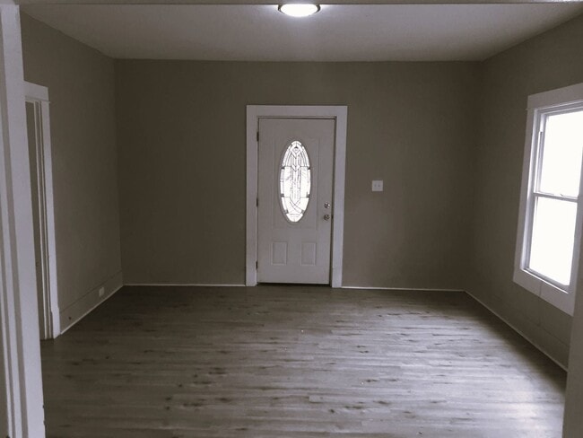 Building Photo - LEASING SPECIAL MOVE IN BY 1/1/2026 ** 1/2 price Security Deposit and 2nd month free