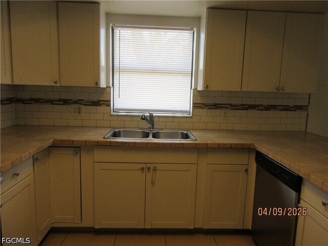 Building Photo - 1218 NE 8th Terrace