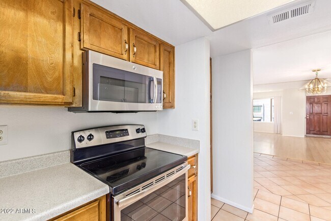 Building Photo - 1927 E Hampton Ave