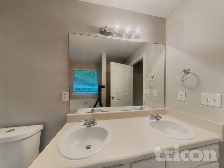 Building Photo - 613 Amberwood Dr