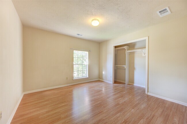 Building Photo - 13030 Richmond Ave