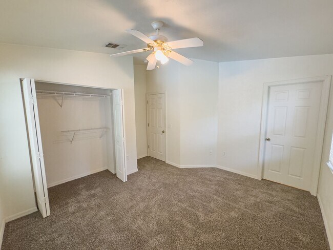 Building Photo - 4415 SW 34th St