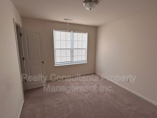 Building Photo - 482 Sandybrooke Dr