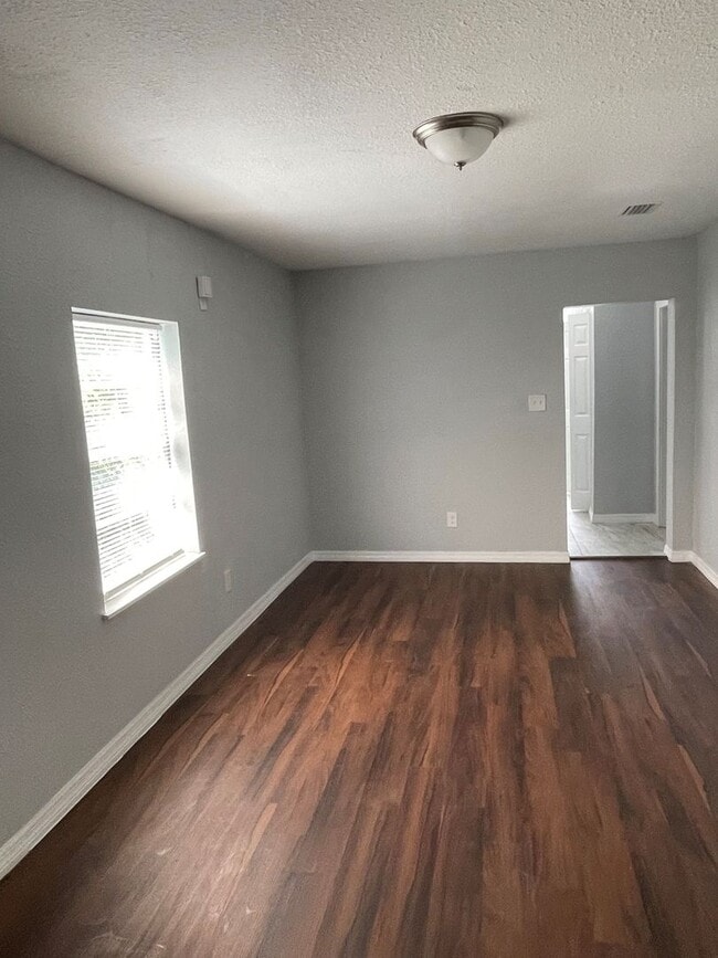 Building Photo - Fabulous 4 Bedroom 2 Bath!