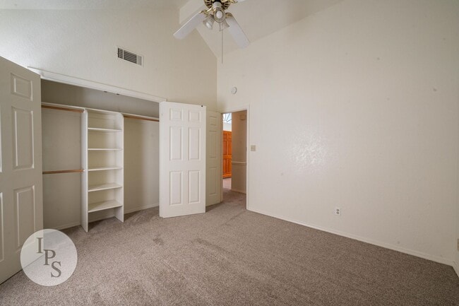 Building Photo - North West Fresno Home, 3BR/2BA, 1878sf, NEW CARPET - Lots of Amenities!