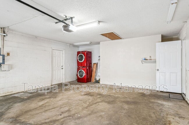Building Photo - 16214 Pebblebrook Dr