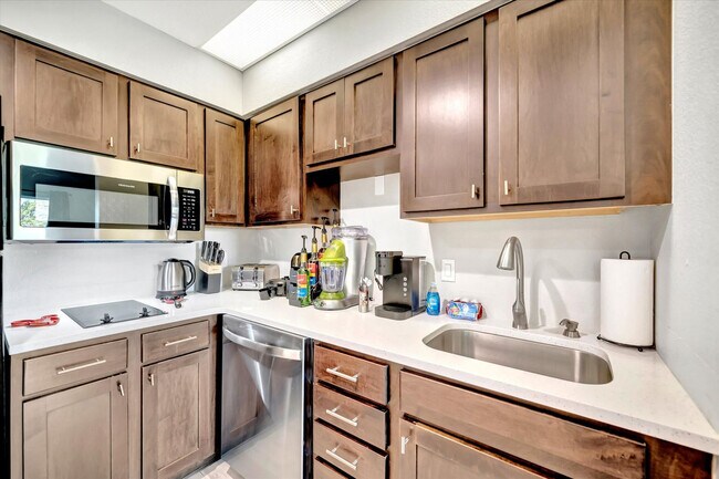 Building Photo - 8303 Palm Pkwy