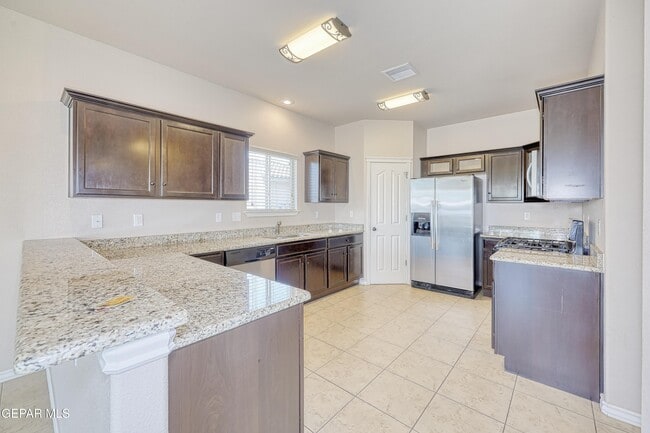 Building Photo - 5601 Valley Maple Dr