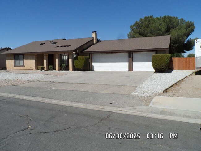 Building Photo - 3 Bedrooms, 2 Bathrooms, 3 Car Garage, Fir...