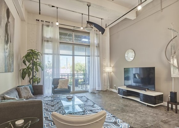 Building Photo - 831 S Flores St