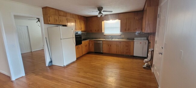 Building Photo - 3 bedroom/2 bath One Level Home w/fenced b...