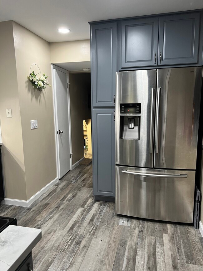 Stainless side by side large capacity refrigerator. - 3942 Solano Rd