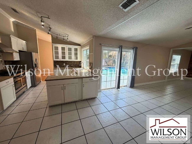 Building Photo - 1366 Valhalla St