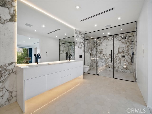 Building Photo - 5710 Hill Oak Dr