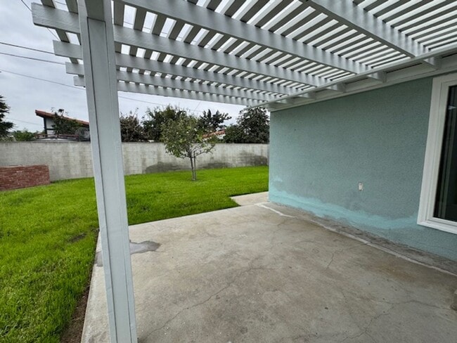 Building Photo - Beautiful 3 bedroom 2 bath HOME . . .  Clo...