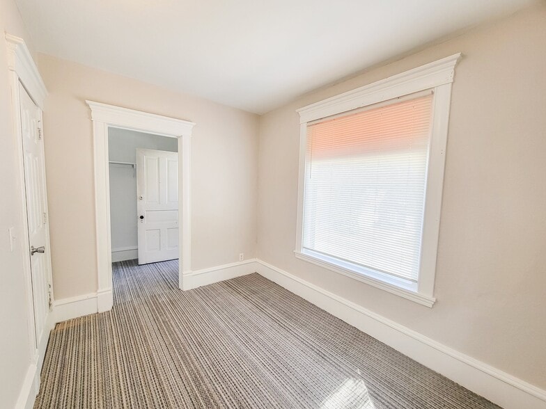 Building Photo - 644 Van Buren St NE