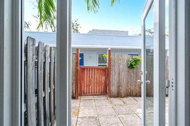 Building Photo - 416 NE 15th Ave