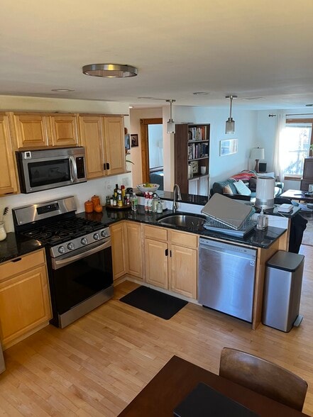 Building Photo - 148 Gore St