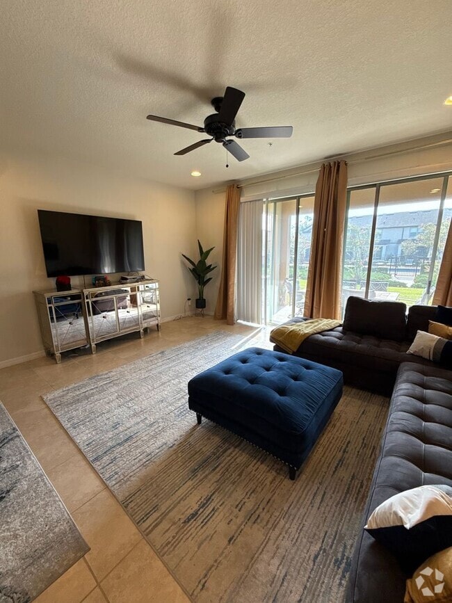 Building Photo - Beautiful 3/2.5 Townhome with Pool View in...