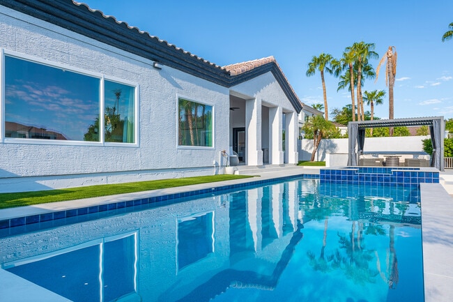 Building Photo - 1710 E Queen Palm Dr